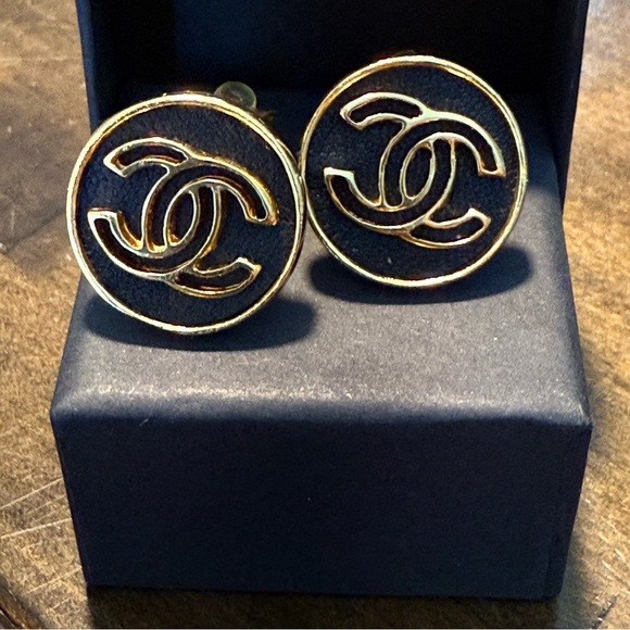 Chanel Vintage CC Logo Earrings - Picture 3 of 10